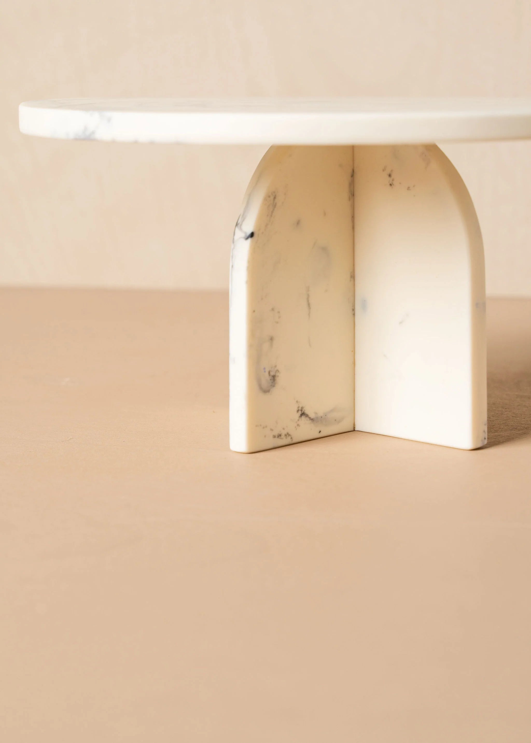 Flow Resin Cake Stand - Merle