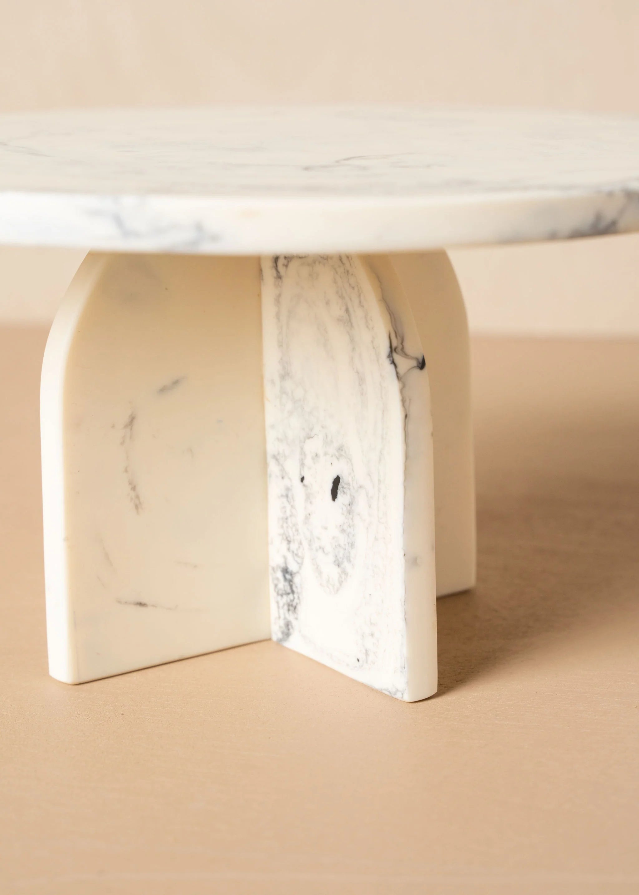 Flow Resin Cake Stand - Merle