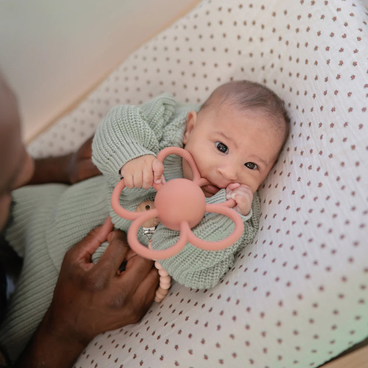 Daisy Rattle Teether - Dusty Rose