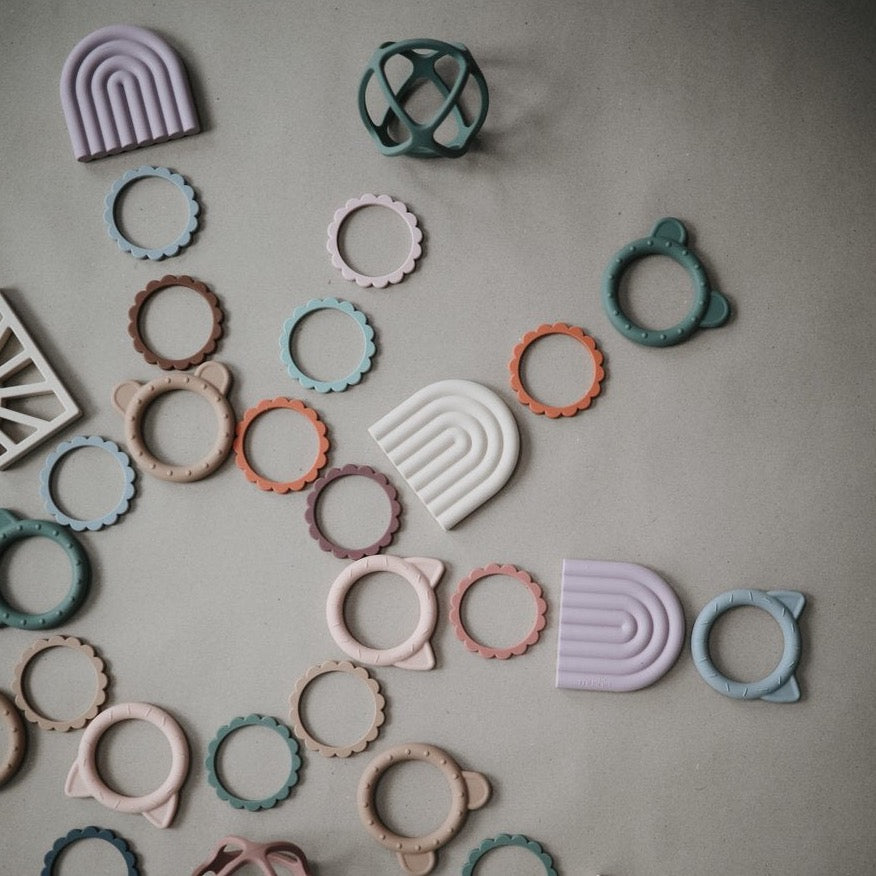 Mushie Teething Bracelet - Flower Dried Thyme/Berry/Natural