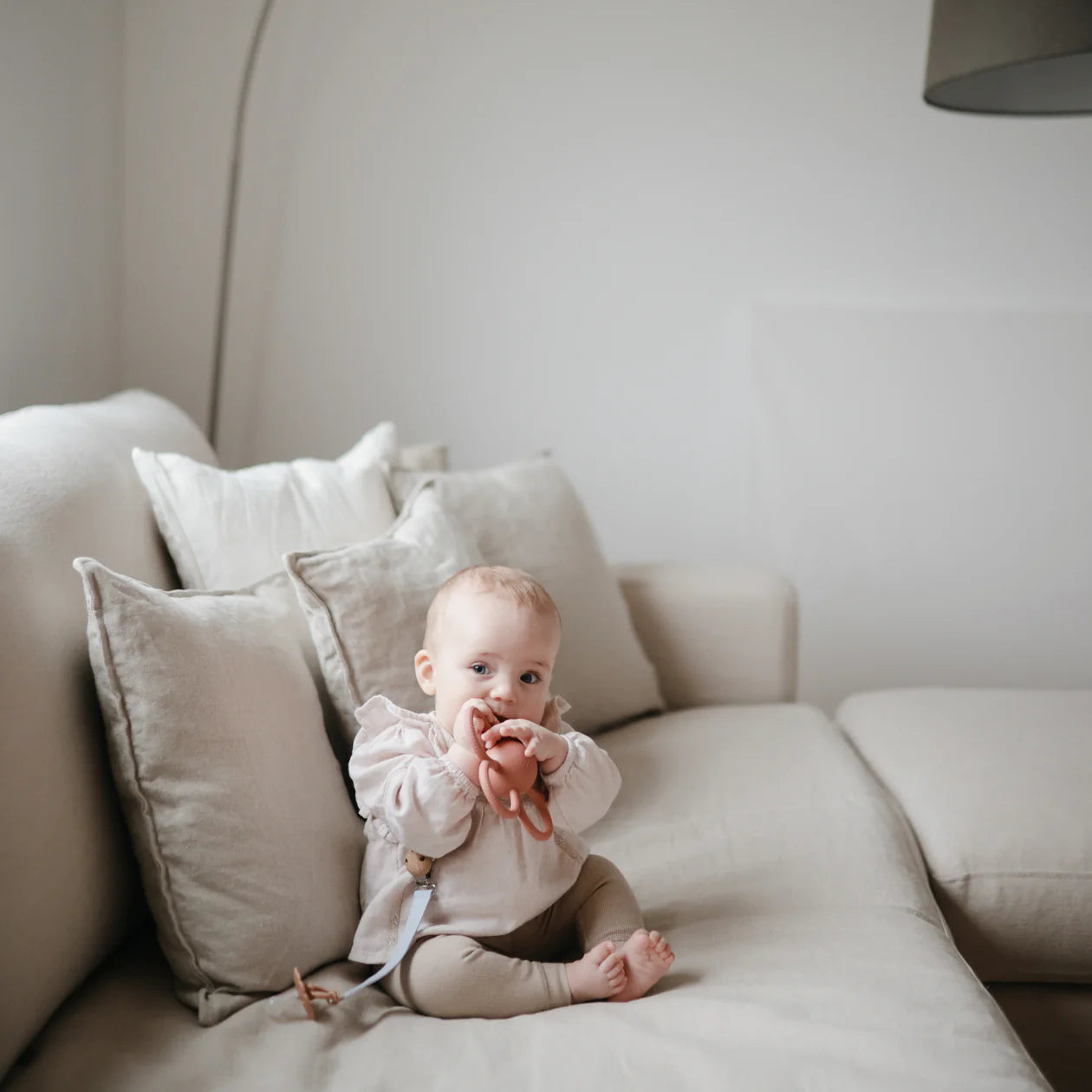 Daisy Rattle Teether - Dusty Rose
